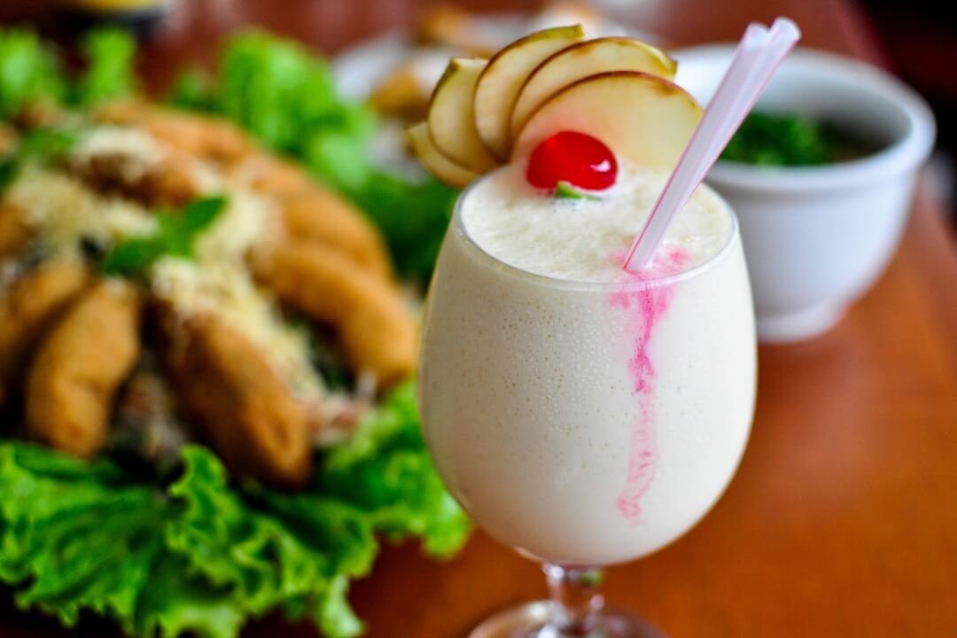 Coquetéis do GuardaGosto no deck com vista para o mar