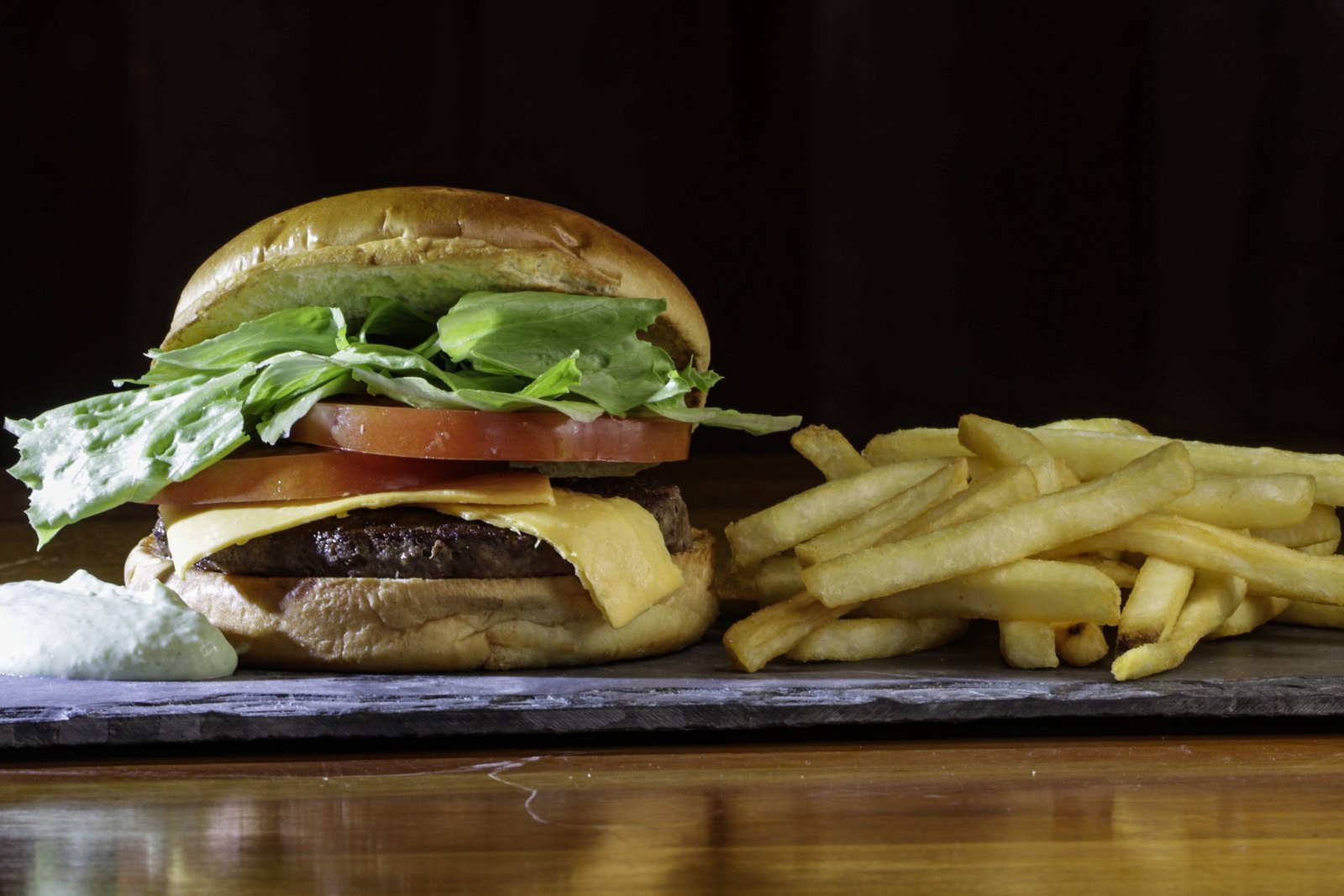 Burger clássico com queijo, alface e tomate — GuardaGosto