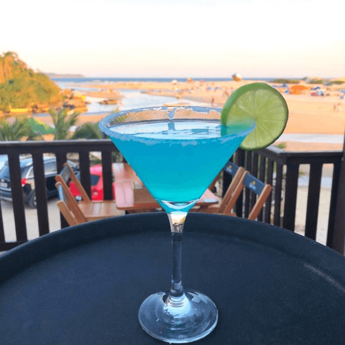 Deck do GuardaGosto ao entardecer, ambiente perfeito para happy hour