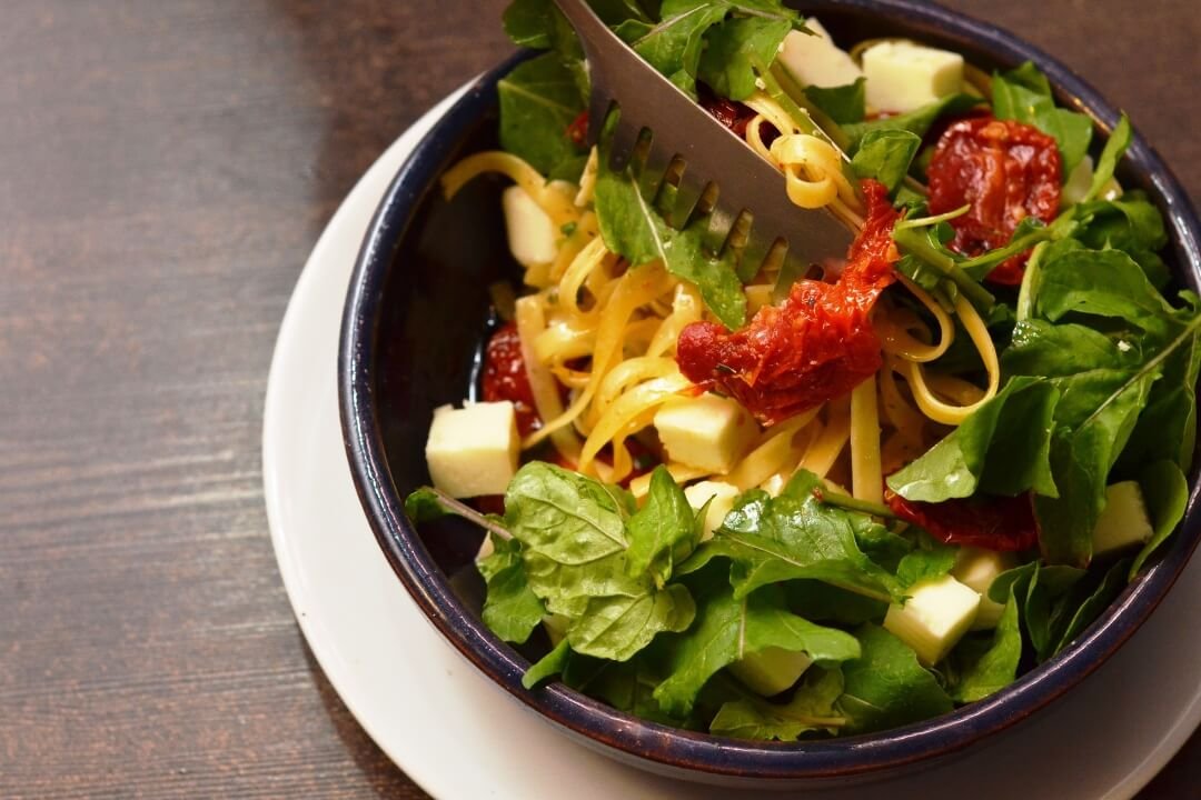 Prato do Restaurante GuardaGosto: tagliatelle com rúcula, tomate seco e queijo.