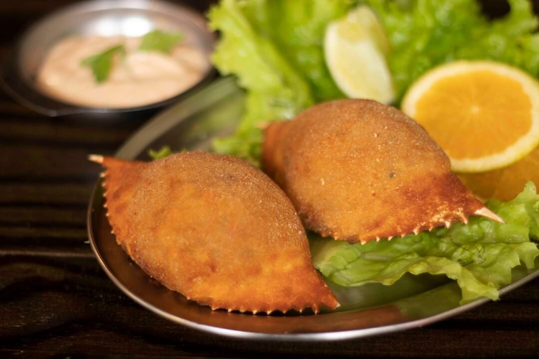 Entrada frita do Restaurante GuardaGosto na Guarda do Embaú, servida com folhas, limão e molho.